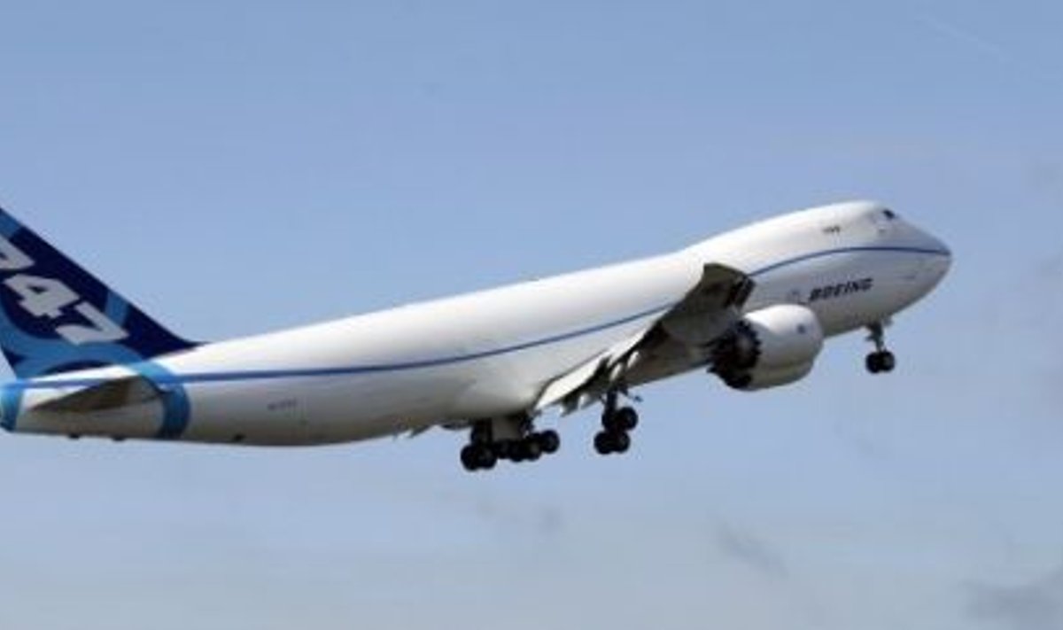 Boeing 747-8 kaubalennukina esmakordselt õhus. Foto Ted S. Warren, AP