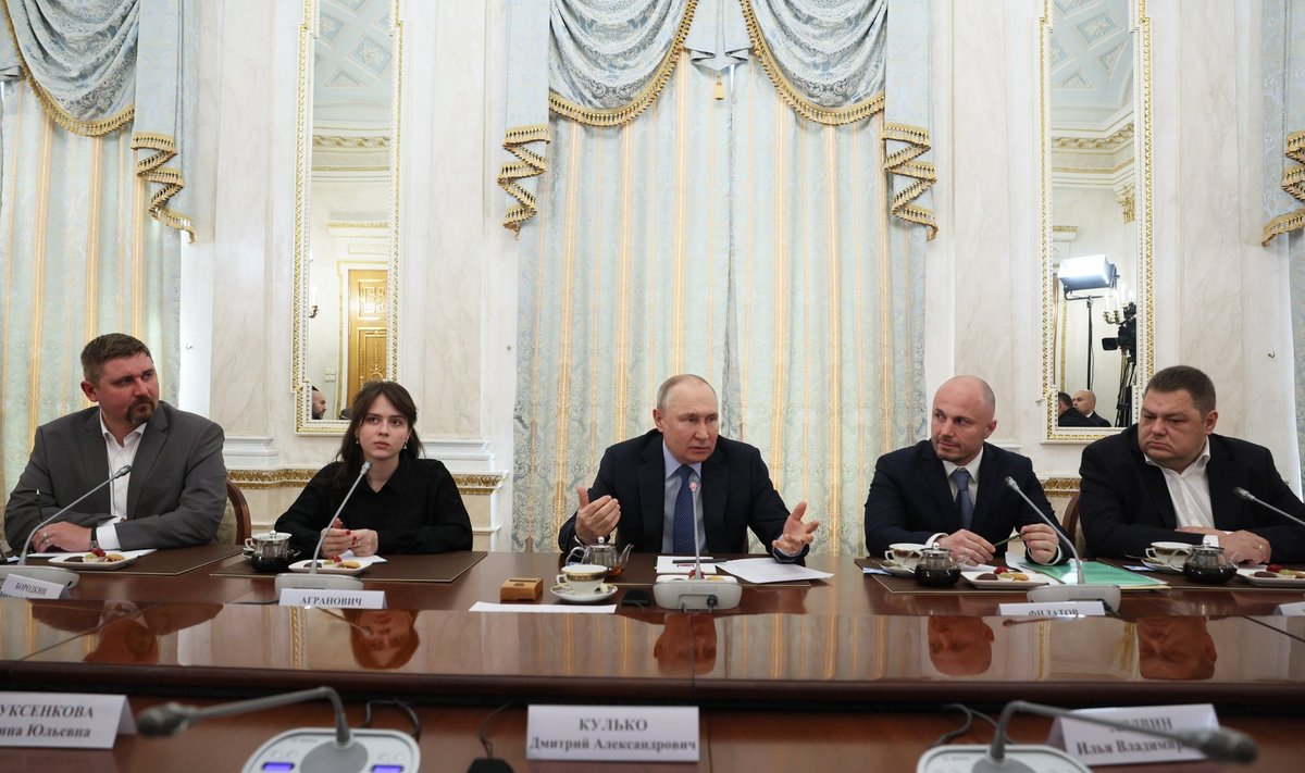 MEIL ON HÄSTI: Putin teisipäevasel kohtumisel Vene sõjaakirjanikega. 