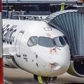 FOTO: AirBalticu lennuki kere sai Riias linnuparvega kokku põrgates kahjustada