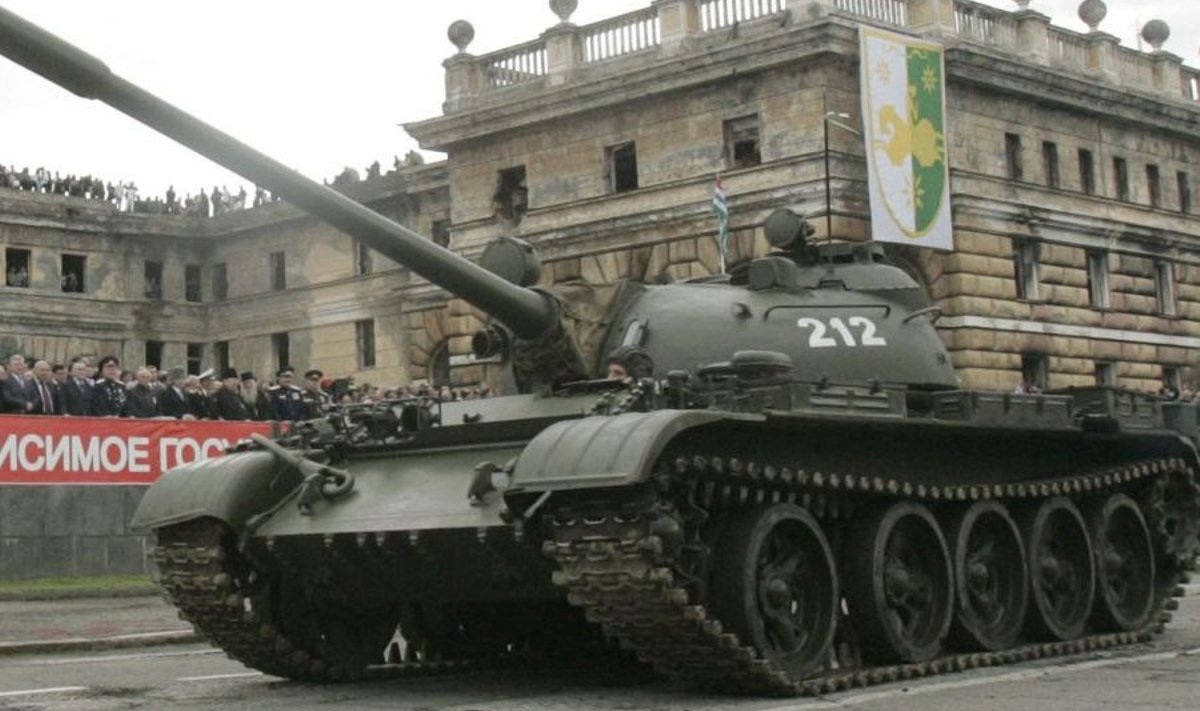 Tank Abhaasia pealinnas Suhhumis sõjaväe paraadil, millega  separatistliku vabariigi väed tähistavad Gruusia üle saavutatud sõjalise võidu 15. aastapäeva.