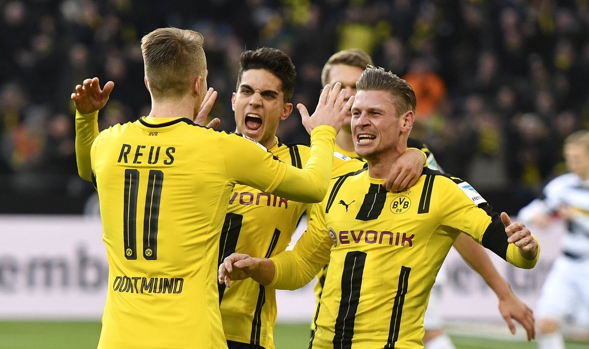 Marco Reus meeskonnakaaslastega Dortmundi Borussia viigivärava löömist tähistamas.