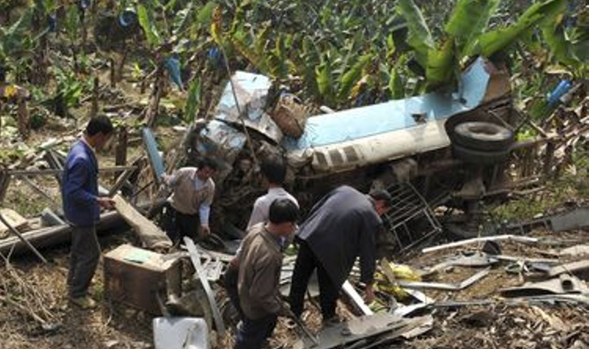 Kagu-Hiinas Yunnani provintsis kukkus buss kuristikku.