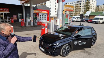 Circle K Eesti mootorikütuste müügidirektor Raimo Vahtrik näitab, kuidas uus lahendus töötab