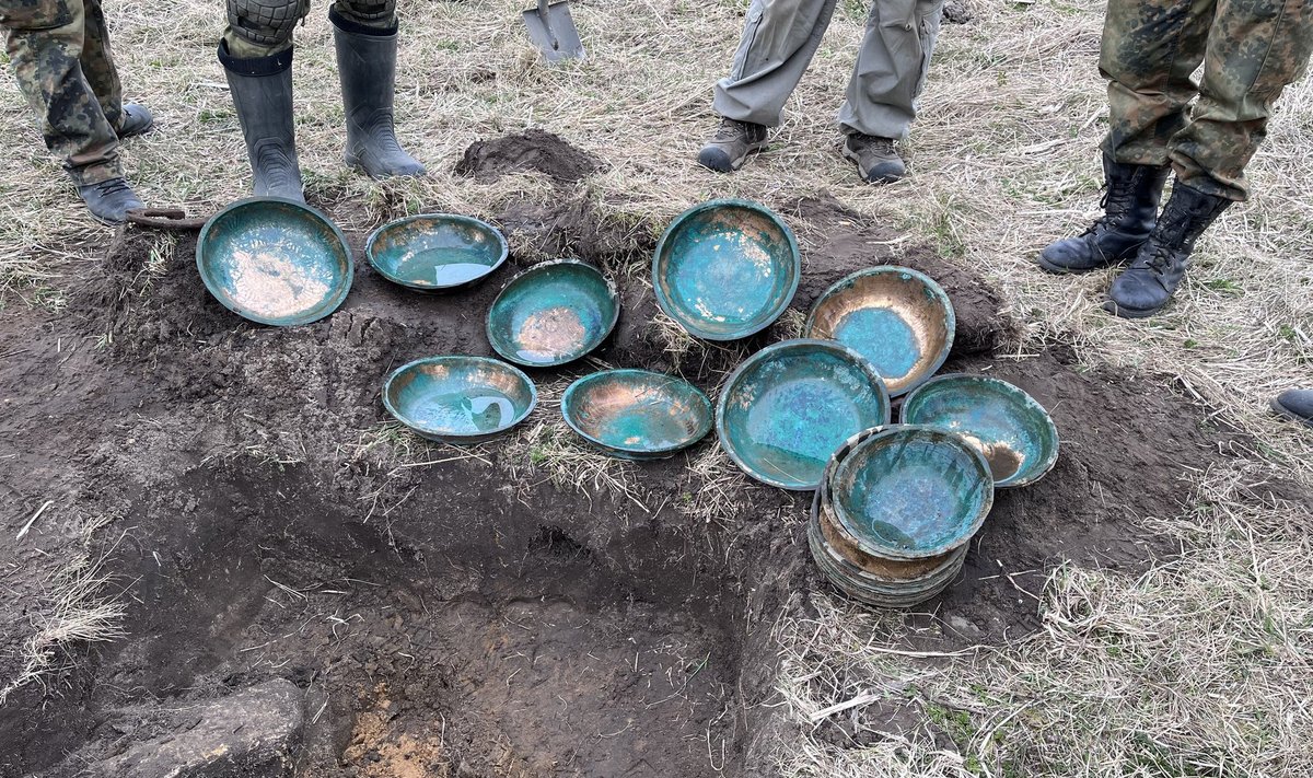 В Западной Европе выдвигались различные гипотезы о назначении подобных чаш, датируемых XI-XIII веками. Их связывали с церковной литургией, а также относили к столовой или ритуальной посуде для омовения рук знатных вельмож, статус которых можно было как раз определить по этим чашам. Однако в Эстонии такие чаши могли иметь и другое предназначение. Так, например, в „хронике Ливонии“ отмечается, что датчане приносили крещеным эстонцам святую воду, чтобы те могли сами крестить свои семьи, жен и детей. Возможно, что вместе со святой водой для крещения раздавали и „крестильные чаши“.