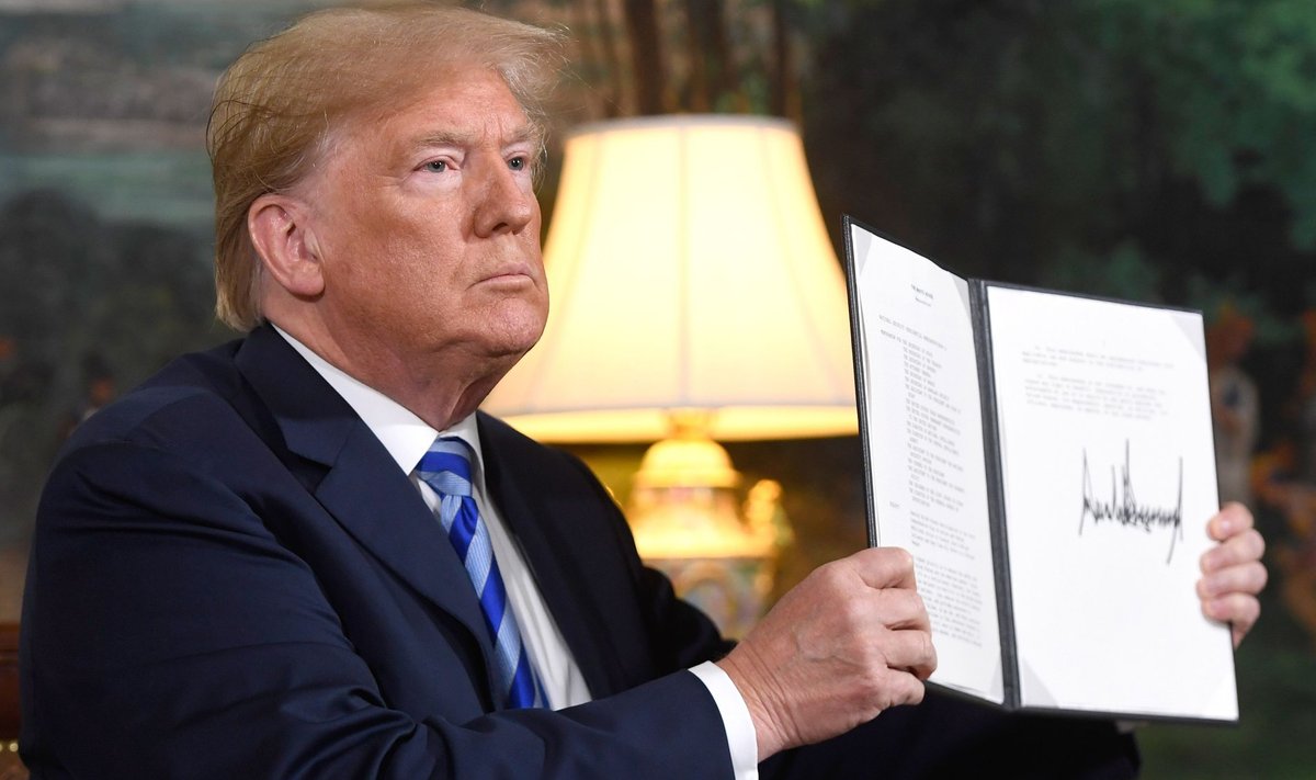 USA president Donald Trump näitab oma allkirja Iraani sanktsioonide dokumendil.