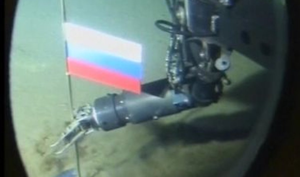 Batüskaafi robotkäsi paigaldab Vene lipu põhjapoolusele