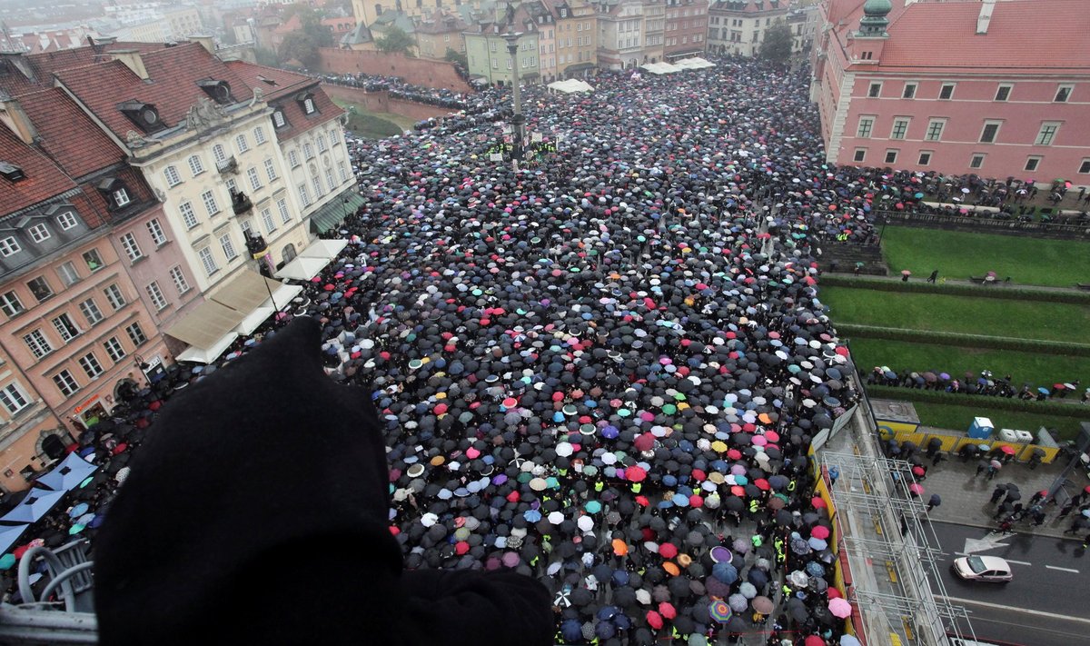 Varssavis protestis esmaspäeval julma seaduseelnõu vastu 17 000 inimest.