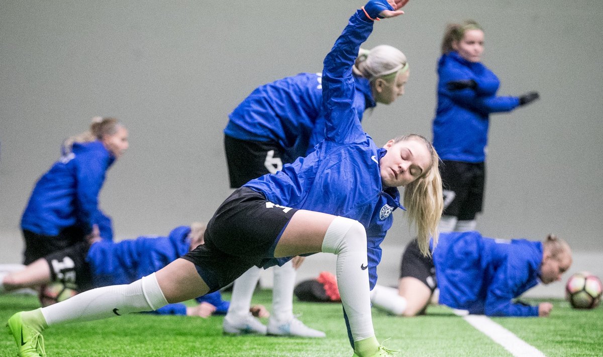 Eesti naiste jalgpallikoondis teeb sooja treeningmänguks HJK-ga. Suhtumine on sama professionaalne kui meestel, kuid publikuhuvi sootuks erinev.