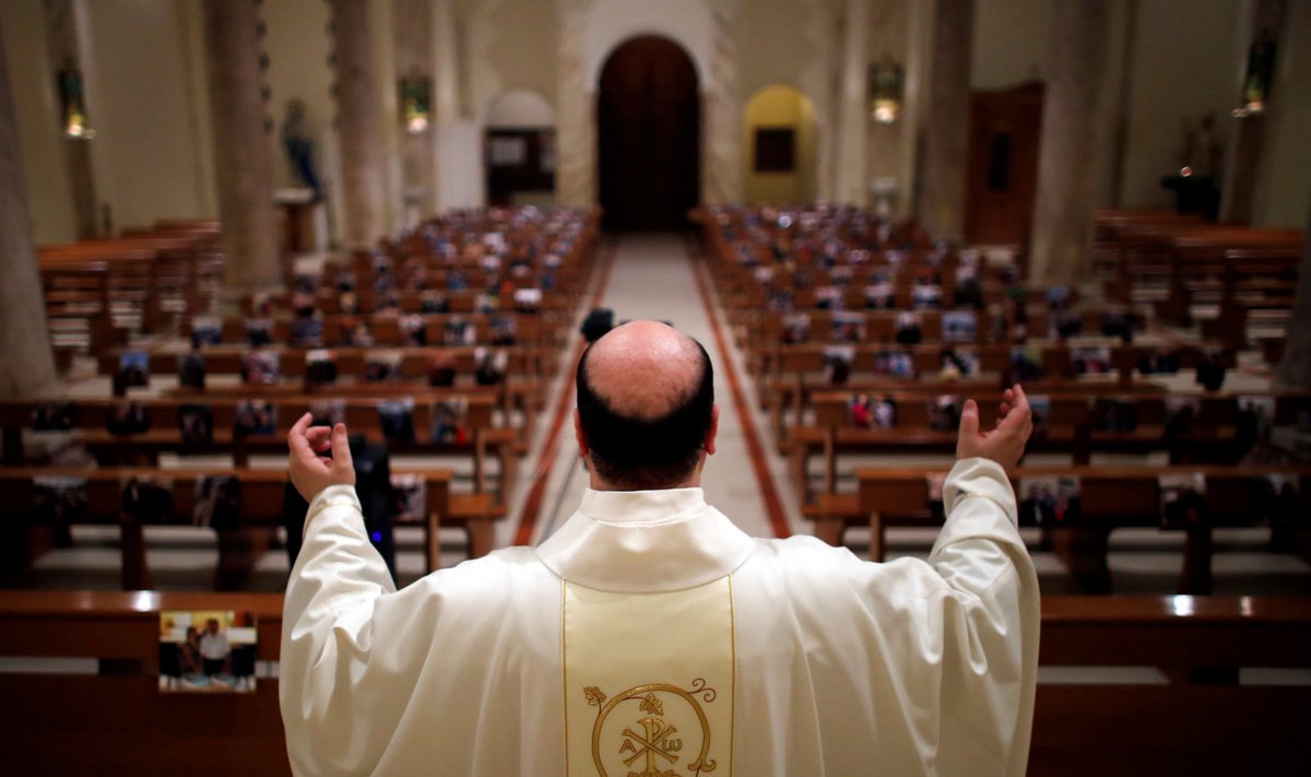 Itaalia väikelinna preester Don Giancarlo Ruggieri viis lihavõtete palvluse läbi interneti teel. Kirikus oli aga koguduse liikmete pildid selleks ajaks kleebitud pinkide külge. 