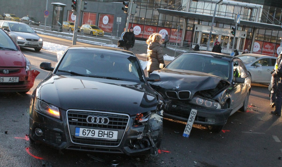 Liiklusõnnetus Tartu maantee ja Liivalaia ristmikul