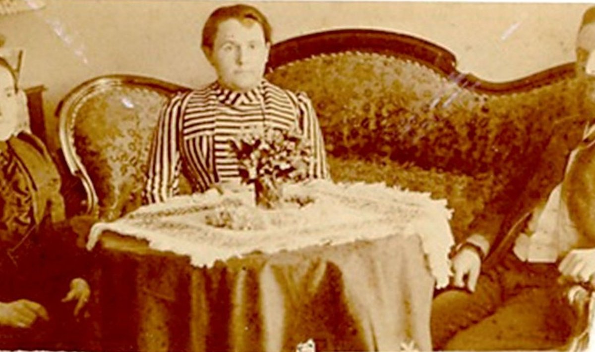 Õed Wilhelmine ja Marija Ersum koos Jānis Ķirsonsiga Bērzaines 1892.