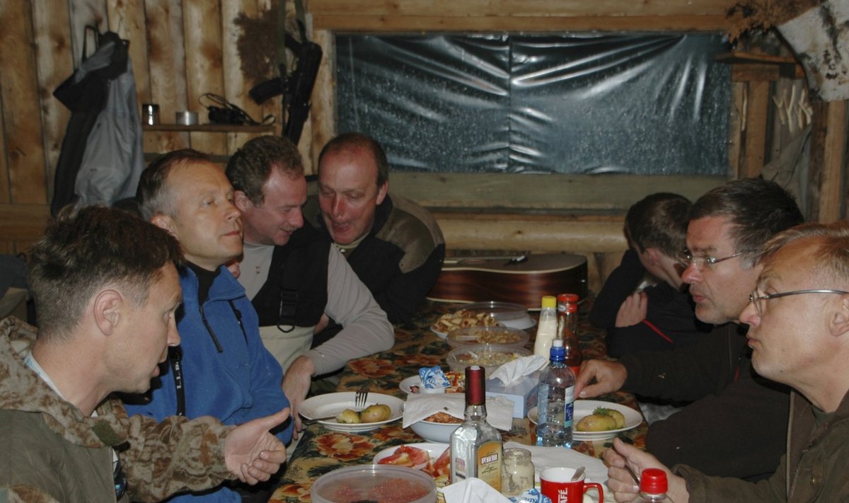 2010. a augustis tehtud foto, kus Ilmars Rimsevics (vasakult teine, sinises) istub lauas koos Venemaa relvafirma RIIT tollase juhi Dmitry Pilshchikov (kolmas vasakult) seltsis. Rimsevicsi süüdistatakse mh Venemaa tutvuste abil rahapesus. (Foto: AP)