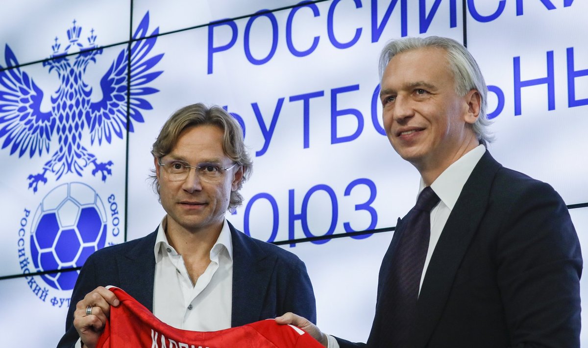 Venemaa jalgpalliliidu president Aleksandr Djukov (paremal) esitleb Valeri Karpinit kui koondise värsket peatreenerit.