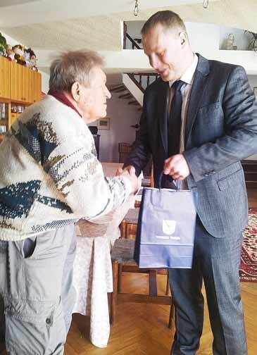Kaljo Alaküla võtab abivallavanem Jan Treilt vastu vallavalitsuse õnnitlusi.