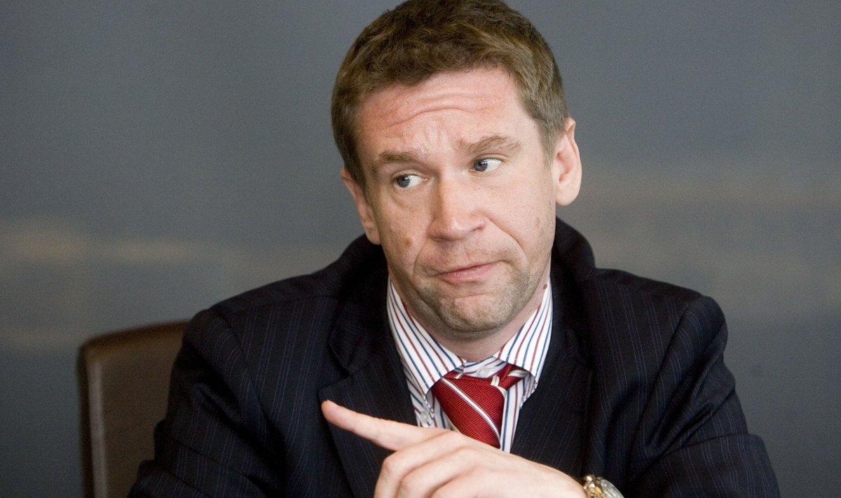 Snorase endise omaniku Vladimir Antonovi väitel võeti pank üle ebaseaduslikult.