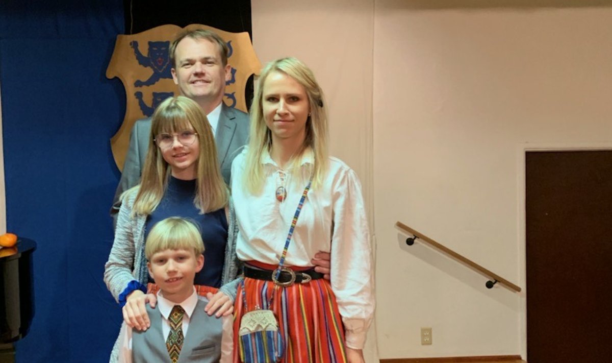 PEOMEELEOLUS Maarja Meriste-Kivi ja Renee Meriste koos lastega Eesti Vabariigi aastapäeval Los Angelese Eesti Majas.