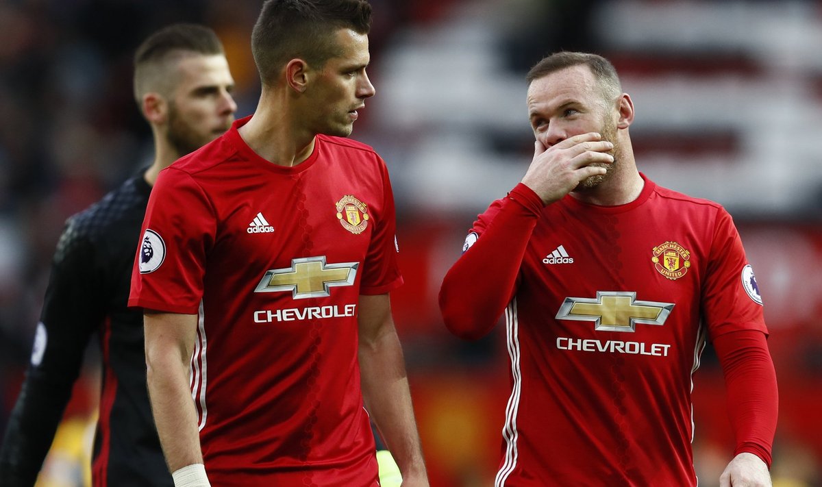 Manchester United's Wayne Rooney talks to Manchester United's Morgan Schneiderlin at the end of the match