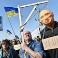 В Киеве участники акции в поддержку Савченко забросали посольство РФ яйцами