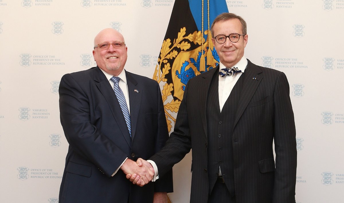 James Desmond Melville Jr ja president Ilves. Melville sai USA suursaadikuks Eestis 2015. aasta detsembris.
