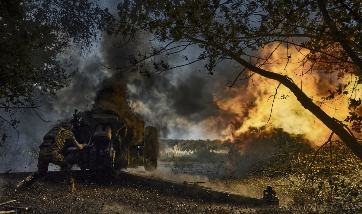 INITSIATIIV ON UKRAINA KÄES: Ukraina sõdur annab Kreminna lähedal haubitsast D-30 Vene positsioonidele tuld.