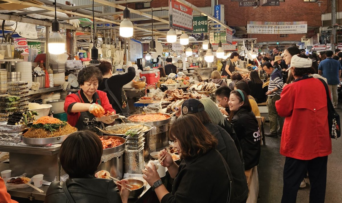 Soulis asuv Gwangjangi turg on omasuguste seas üks populaarsemaid. Kõhutäide valmistatakse otse nina all.