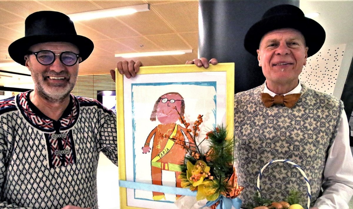 Raivo Riim (vasakul) ja Riho Hütt Kumu kunstimuuseumis kümnendi eest valminud Tarja Haloneni paraadportreega. Pildistas Hannele Valkeeneimi Soome Suursaatkonnast.