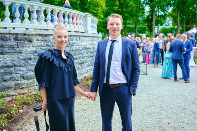 KÄSIKÄES Lavastaja Hendrik Toompere jr koos abikaasa Mariaga. 2019. aastal oli Hendrik Rahvusooper Estonias toimunud Eesti Vabariigi aastapäeva vastuvõtu kontserdi lavastaja.