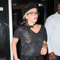 FOTOD: Milline vaade! Salvestamisest väsinud Lady Gaga unustas rinnahoidja stuudiosse ja välgutas särgialust