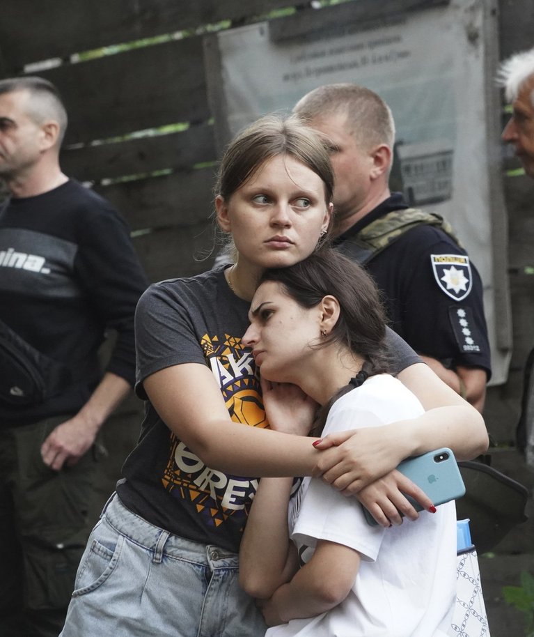 Kaks noort naist kallistavad üksteist oma kortermaja läheduses, mis sai kahjustada Sumõs, Ukrainas aset leidnud Venemaa rünnakus. Foto tehtud 3. juulil 2023.