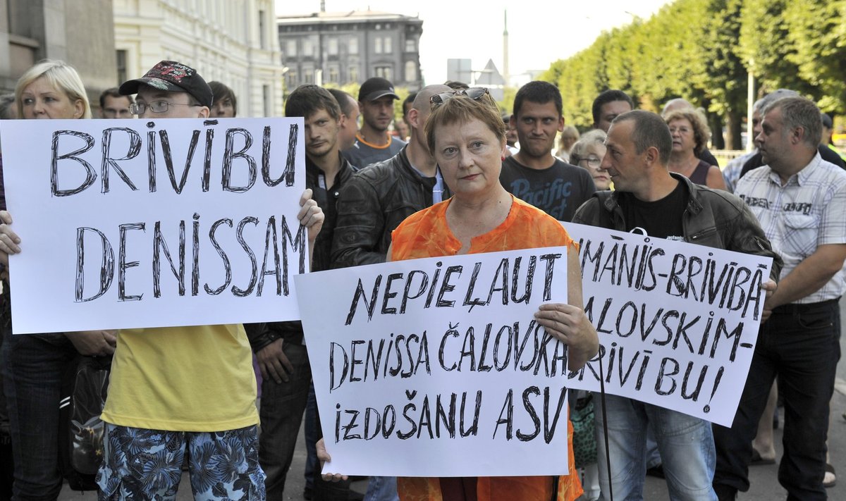 Meeleavaldus Čalovskise väljaandmise vastu USA saatkonna juures Riias