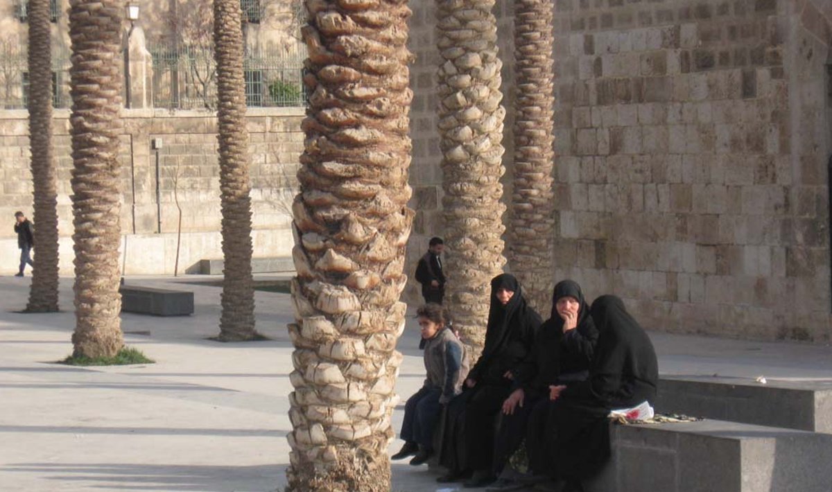 Aleppo tänavatel kohtas igal sammul üleni musta riietatud kohalikke naisi.