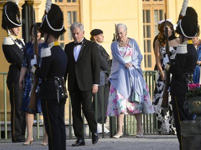 Taani kuninganna Margrethe II heledas, lillelises kleidis Drottningholmi lossi ees 14.09