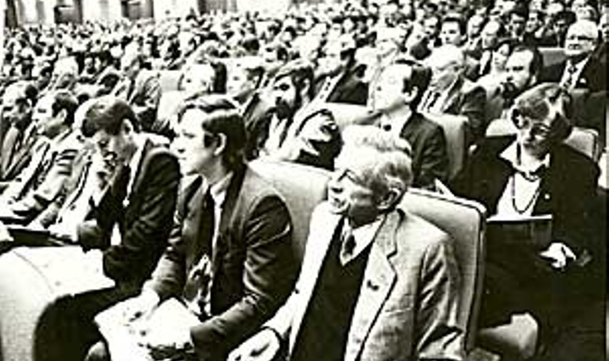 KREMLI SUURES SAALIS: 1989. aastal valisid ENSV töötajad Siim Kallase (esireas paremalt kolmas) end esindama Nõukogude Liidu Rahvasaadikute Kongressi. TASSi fotokroonika jäädvustas ta koos teiste Eestist pärit rahvasaadikutega. Eesti Ekspress