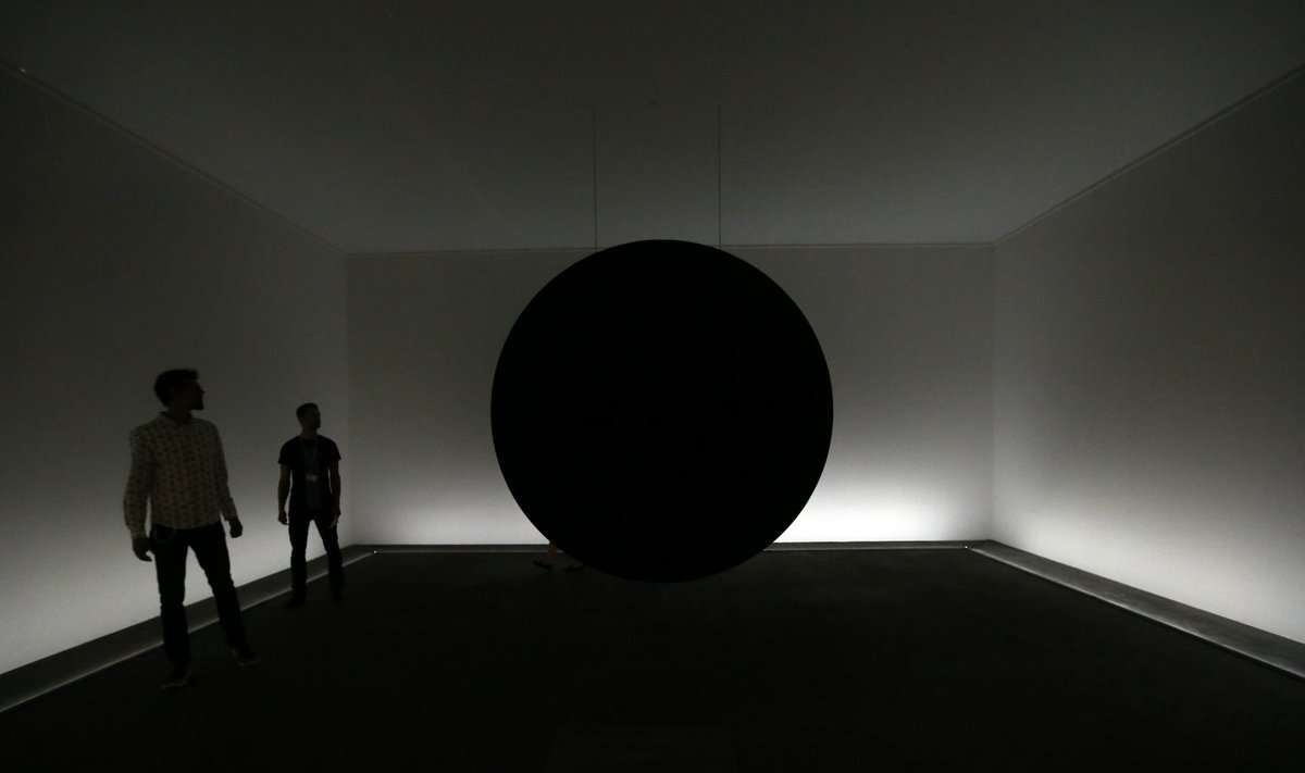 Troika installatsioon "Dark Matter" Šveitsis Baselis kunstinäitusel aastal 2014. 