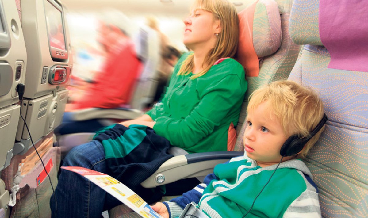 Veenitromboos ohustab lennureisijaid, kes peavad tunde kitsal istmel liikumatult istuma.