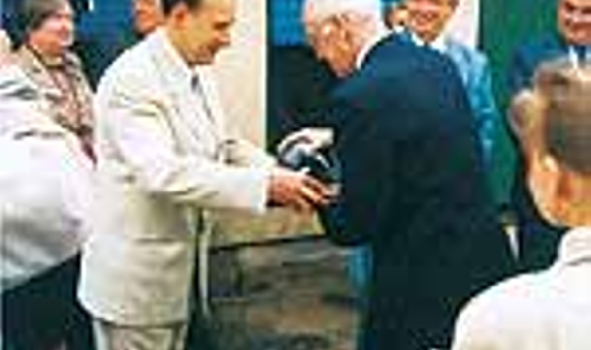 PIIMAKUNINGAS JA PRESIDENT: Jaan Mugra piimafarme külastas isegi president Lennart Meri.