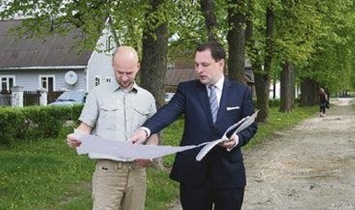 Linnapea Jüri Kaver ja metsamajandusliku kõrgharidusega abilinnapea Tarmo Piirmann Katariina alleel projekti teostatavust arutamas.