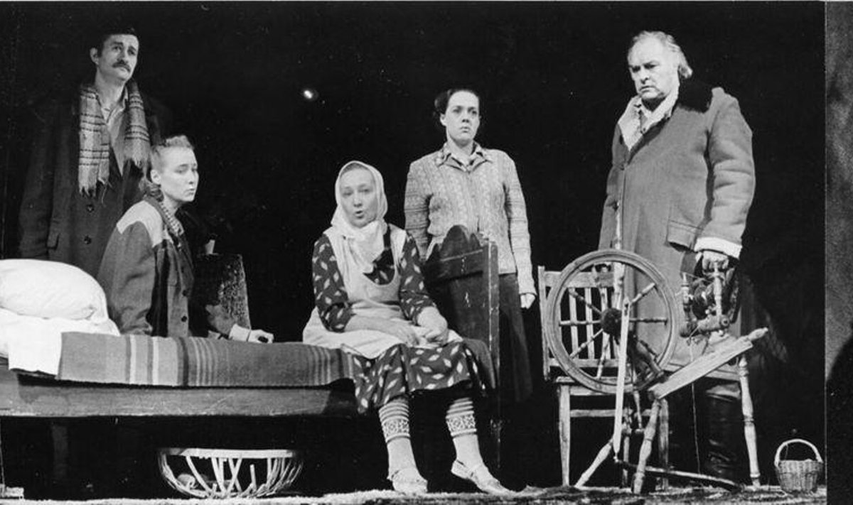Mikk Mikiver tõi 1983. aastal draamateatris lavale Jaan Kruusvalli näidendi “Pilvede värvid”, kus osades mängisid Helle-Reet Helenurm, Hans Kaldoja, Helle Pihlak, Ita Ever, Mari Lill ja Rein Aren.