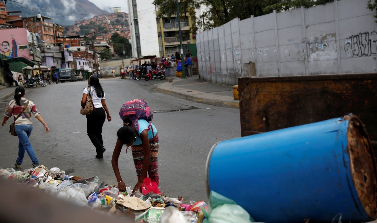 Venezuela pealinna Caracase elanikud on ellujäämiseks hakanud prügi läbi otsima, ehk leiab sealt midagi hamba alla või mahamüümiseks.