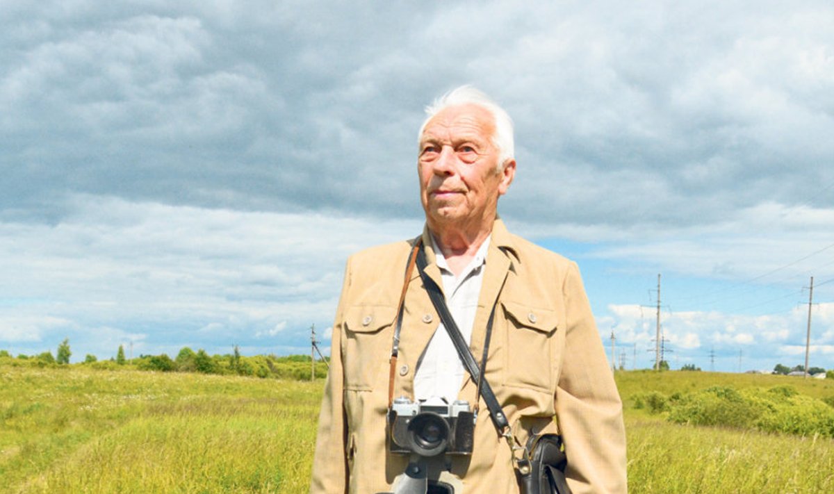 Tumedate pilvede all: 71 aastat hiljem Velikije Luki lahingupaigas seistes on Albert Teppand varustatud püssi asemel fotoaparaadiga Zenit. Nüüd on mahti pilte teha, kuid sõjasündmused on niigi eredalt silme ees.