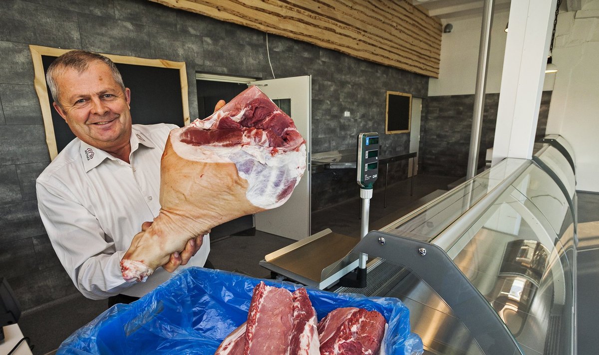 Aare Kalson näitab, mida uues lihapoes müüma hakatakse.