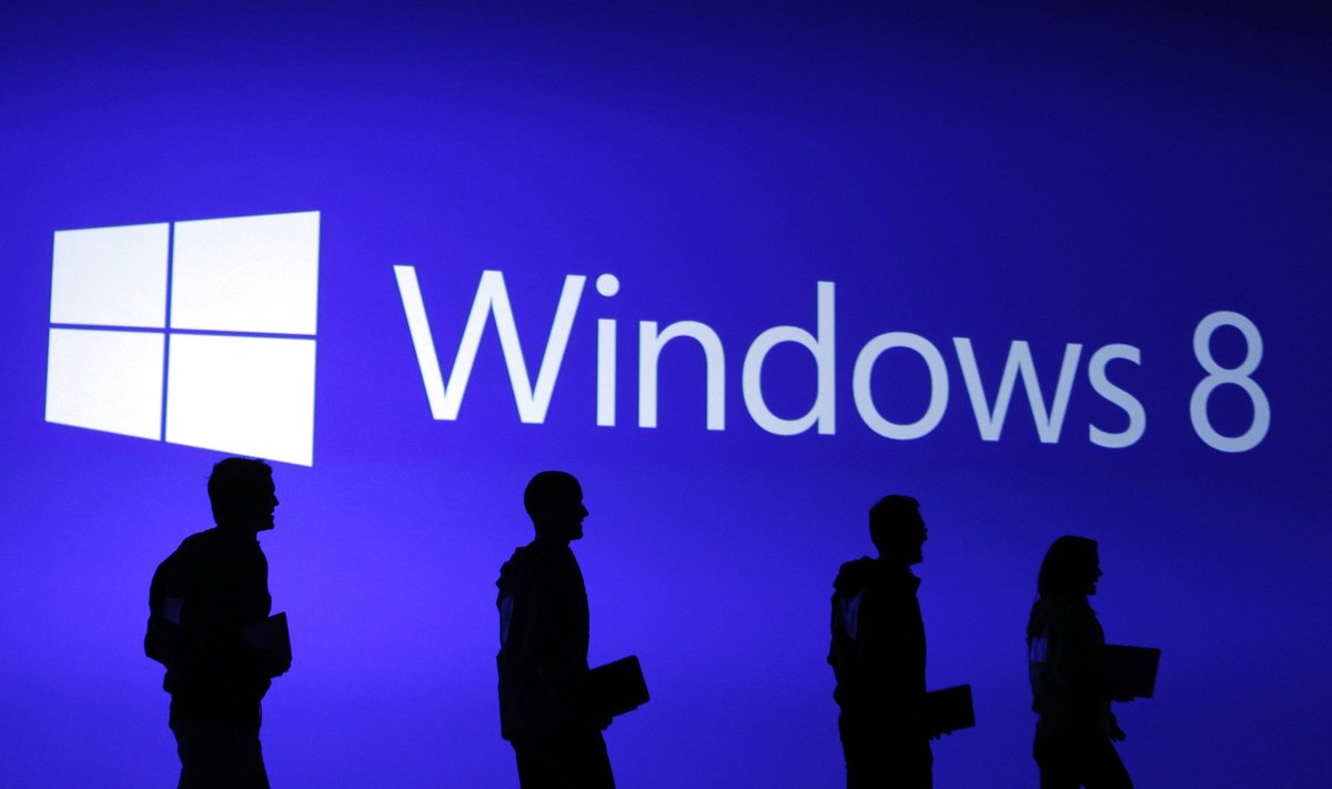 Guests are silhouetted at the launch event of Windows 8 operating system in New York, in this October 25, 2012 file photo. Microsoft Corp has sold 100 million Windows 8 licenses in the six months since launch, roughly in line with the previous version according to Reller who announced sales figures Monday.REUTERS/Lucas Jackson/Files (UNITED STATES  - Tags: SCIENCE TECHNOLOGY BUSINESS)
