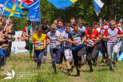 Tipptasemel on orienteerumine karm võistlussport, kus ala parimate jooksukiirusest piisab osalemaks ka kergejõustiku tiitlivõistlustel. Teatevõistluste start 2017. aastal Eestis toimunud MM-lt .