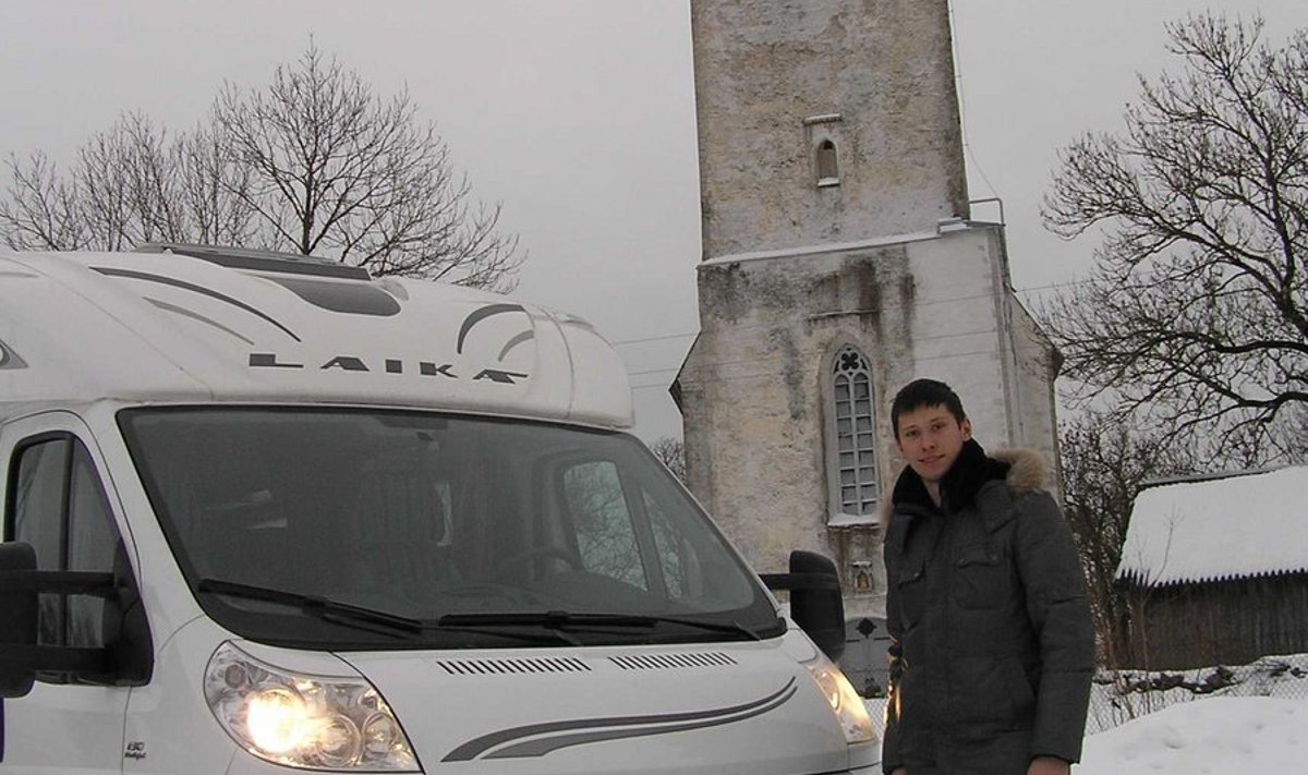 Aleksandr Nikolajev tutvustab osaühingu Etamp sõidukeid alati Märjamaa kiriku taustal, mis on nende firma leidmiseks suurepärane orientiir. Foto Reet Saar