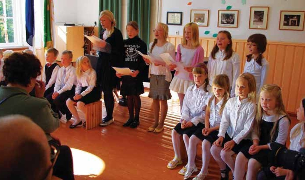 Koolialguse aktus Vääna Mõisakoolis 1. septembril 2010 (Foto: erakogu)