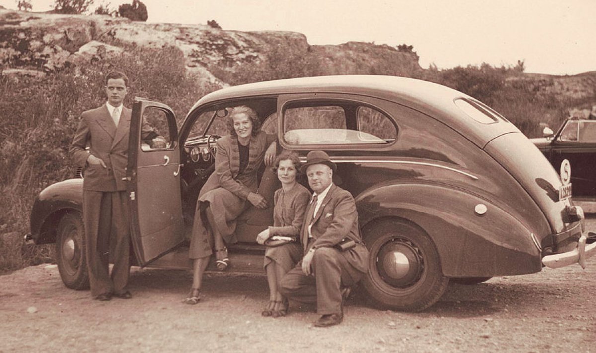3 1930. aas- tatel leidis  üha enam  naisi tee  autorooli.  Seltskond  Rootsi reisil 1939. aastal.