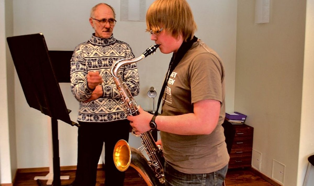 Vastseliina muusikakooli õpetaja, endine Estonia oboesolist Viljar Jõe ja tema õpilane Karl Markus Parv.