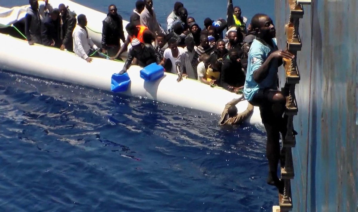 Liibüa ja Sitsiilia vahel hädaohus olnud kummipaadile jõudis appi kaubalaev. Paadis olnud inimestest jättis elu viis.