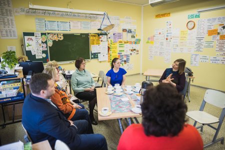 Üks autoriprojekti „Kersti Kaljulaid (h)arutab“ haridusteemalisi videolugusid sündis Tapa keelekümbluskoolis.