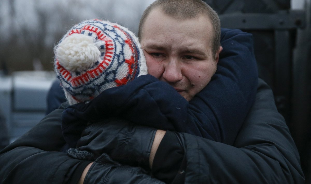 Lähedane embab Ukraina relvajõududesse kuuluvat sõjavangi Donetski rajoonis Gorlivkas kinnipeetute vahetamisel